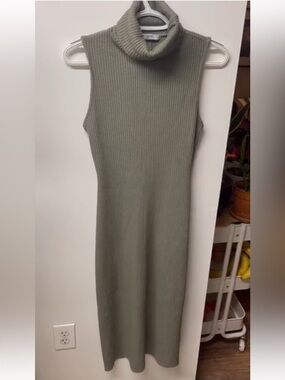 STATESIDE
ANTHROPOLOGIE Luxe
Waffle Turtleneck Tank Sweater
Dress Olive Green S